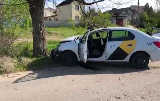 ВОЛГОГРАД. В Волгограде таксист "Яндекса"врезался в дерево и умер