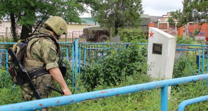 ЧЕЧНЯ. Военнослужащие Росгвардии оказали помощь в благоустройстве кладбища в Чеченской Республике
