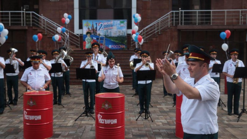 ЧЕЧНЯ. В Грозном росгвардейцы провели барабанную фиесту ко Дню России.