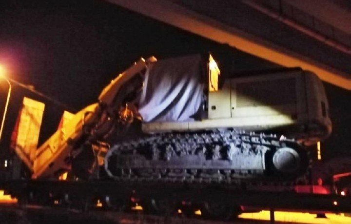АДЫГЕЯ. На трассе в Адыгее водитель тягача зацепил мост перевозимой техникой