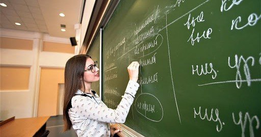 АСТРАХАНЬ. 13 астраханским учителям, переехавшим работать в сельские школы, выплатят по миллиону рублей