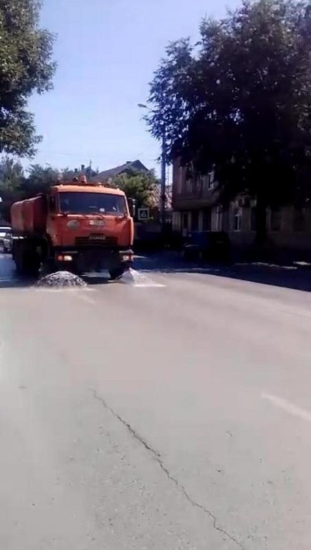 АСТРАХАНЬ. Астраханские коммунальщики охлаждают дороги