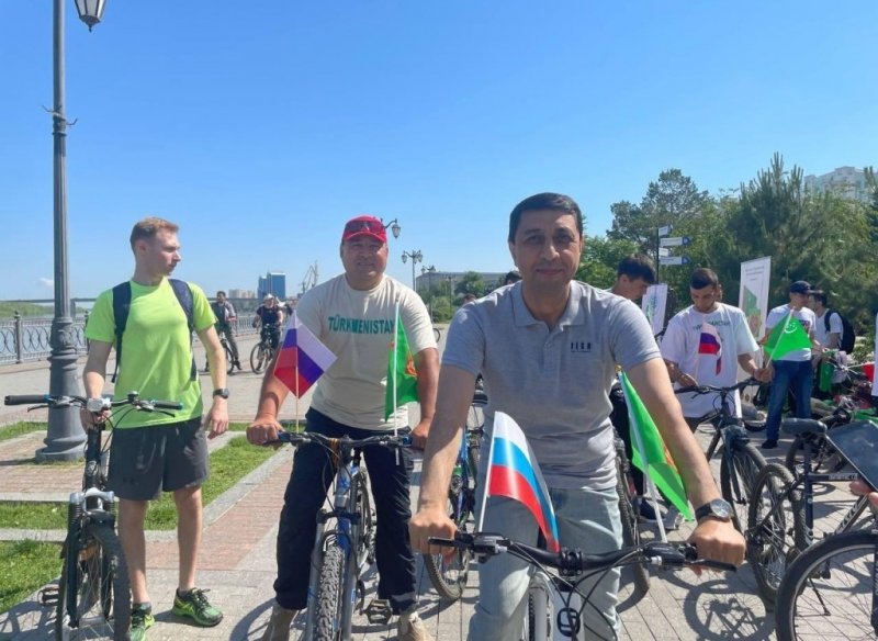 АСТРАХАНЬ. Консул Туркменистана возглавил велопробег в Астрахани