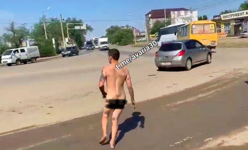 АСТРАХАНЬ. Под астраханской маршруткой прятался голый мужчина