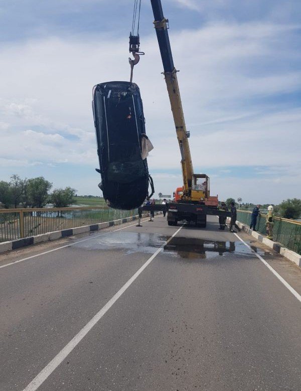 АСТРАХАНЬ. Полиция устанавливает личность водителя, который слетел с моста в Астраханской области 