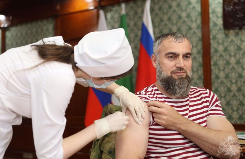 ЧЕЧНЯ. Начальник чеченского Управления Росгвардии прошел вакцинацию от коронавируса.