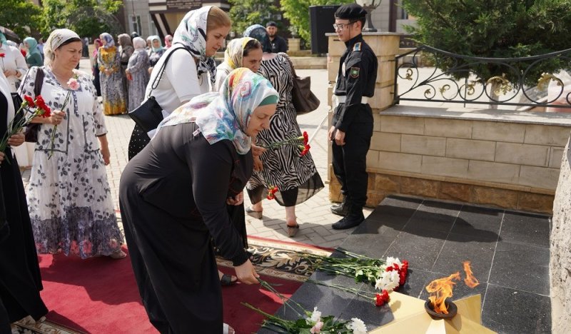 ЧЕЧНЯ. В Урус-Мартане возложили цветы к Могиле Неизвестного Солдата