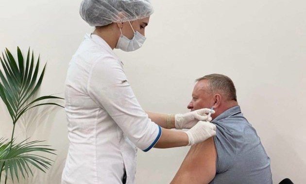 ДАГЕСТАН. Глава Каспийска Борис Гонцов вакцинировался