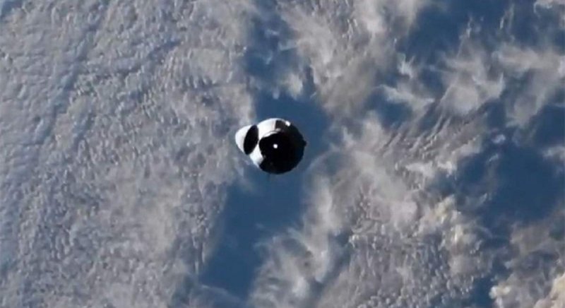 Грузовой корабль SpaceX Dragon успешно пристыковался к МКС