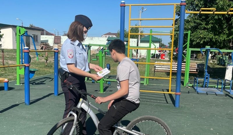 КБР. Автоинспекторы и сотрудники ПДН в Кабардино-Балкарии проводят инструктажи безопасности для юных велосипедистов