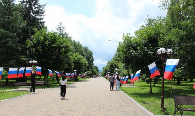 КБР. Ко Дню России активисты ОНФ в Кабардино-Балкарии украсили российскими флагами одну из аллей в Атажукинском саду