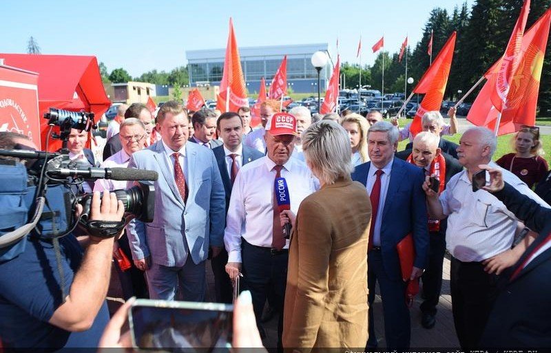 КЧР. Состоялось открытие второго этапа XVIII съезда КПРФ. Открыл партийный форум Председатель ЦК КПРФ Г.А. Зюганов. На съезде делегаты из Карачаево-Черкесии Кемал Бытдаев и Мухаджир Мешезов. ПРЯМАЯ ТРАНСЛЯЦИЯ