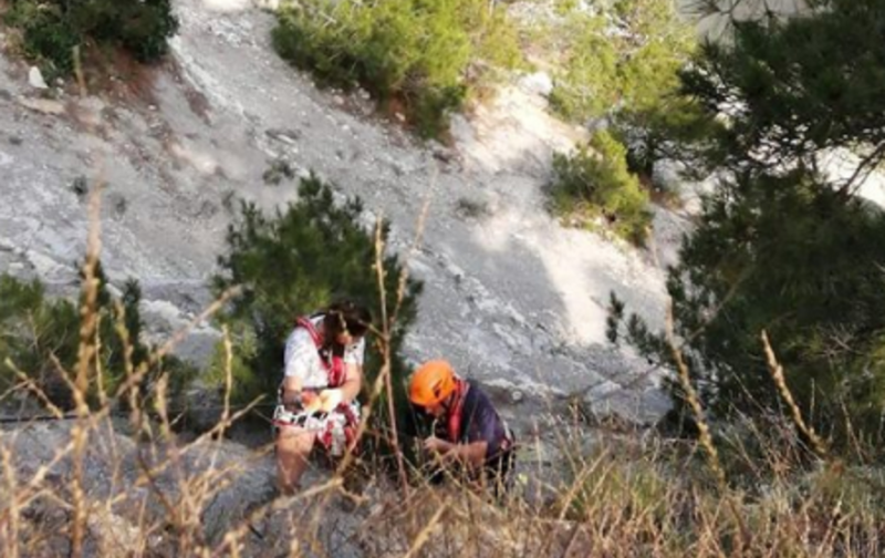 КРАСНОДАР. Новороссийские спасатели помогли девочке, застрявшей на скальном участке горы Колдун