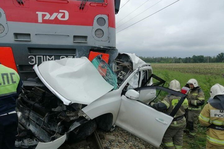 КРАСНОДАР. Столкновение автомобиля и поезда под Анапой попало на видео