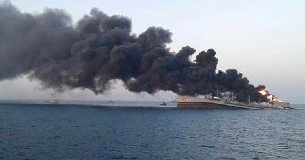 Крупнейший корабль ВМС Ирана после пожара затонул в Оманском заливе