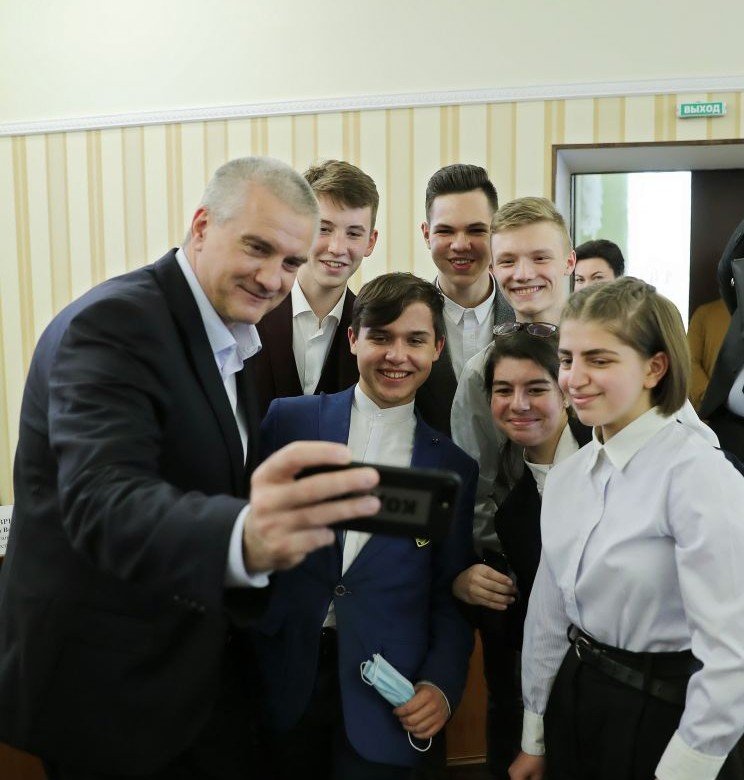 КРЫМ. Аксёнов поздравил крымчан с Днём молодежи