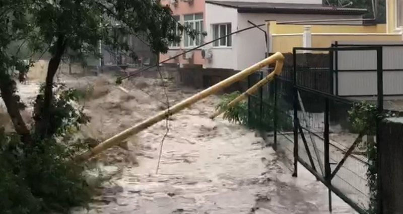 КРЫМ. Поток воды повредил газопровод в Ялте