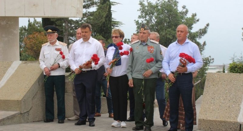 КРЫМ. В День памяти и скорби ялтинцы возложили цветы к Вечному огню