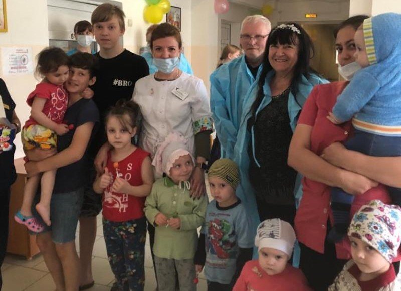 РОСТОВ. Представители общественности поздравили шахтинских детей