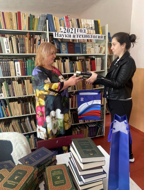 С. ОСЕТИЯ. Победители предварительного голосования в Северной Осетии передали книги сельским библиотекам