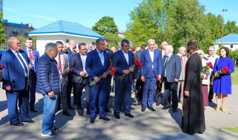 С. ОСЕТИЯ. Сергей Меняйло возложил цветы к монументу жертвам бесланской трагедии в Санкт-Петербурге