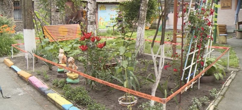 С. ОСЕТИЯ. Жительница Владикавказа выращивает овощи во дворе многоэтажного дома