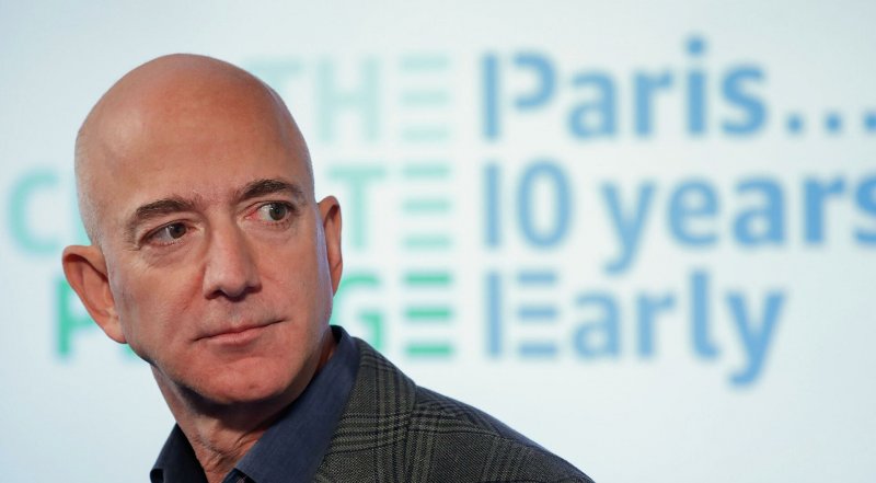 Стало известно, за сколько продали путешествие в космос с основателем Amazon Безосом