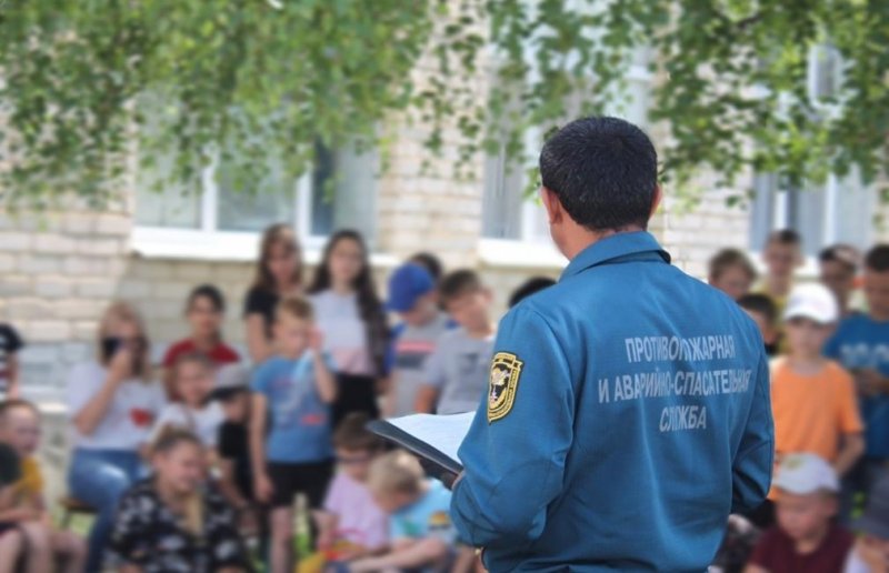 СТАВРОПОЛЬЕ. Ставропольские пожарные проводят занятия для детей на каникулах