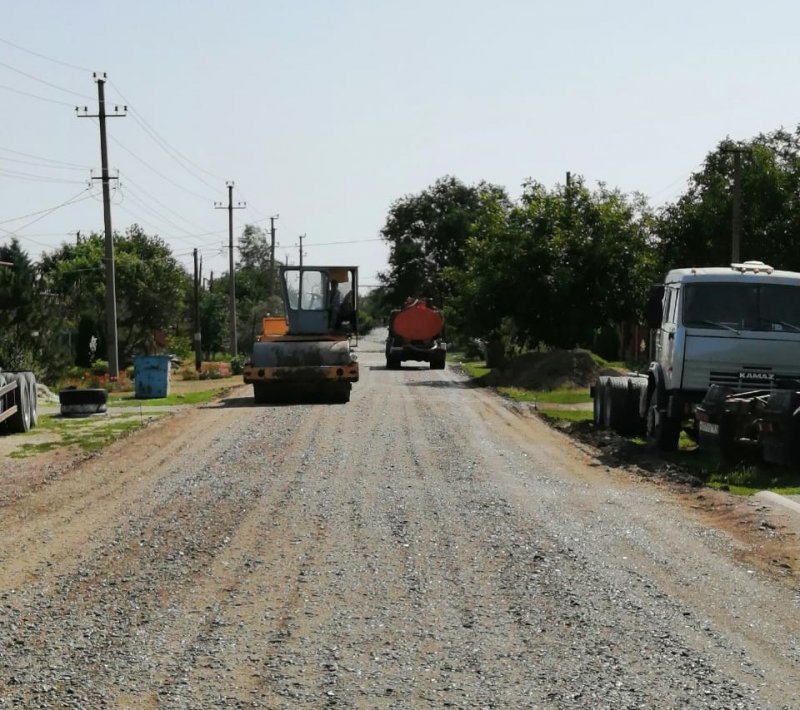 СТАВРОПОЛЬЕ. В Апанасенковском округе ремонтируют участки сельских автодорог