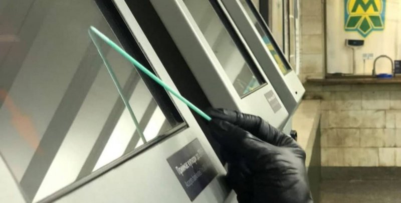В метро Киева обнаружили тысячи опасных вирусов: как не подхватить заразу