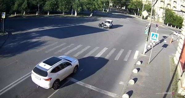 ВОЛГОГРАД. В центре Волгограда 17-летний подросток на мопеде столкнулся с автомобилем