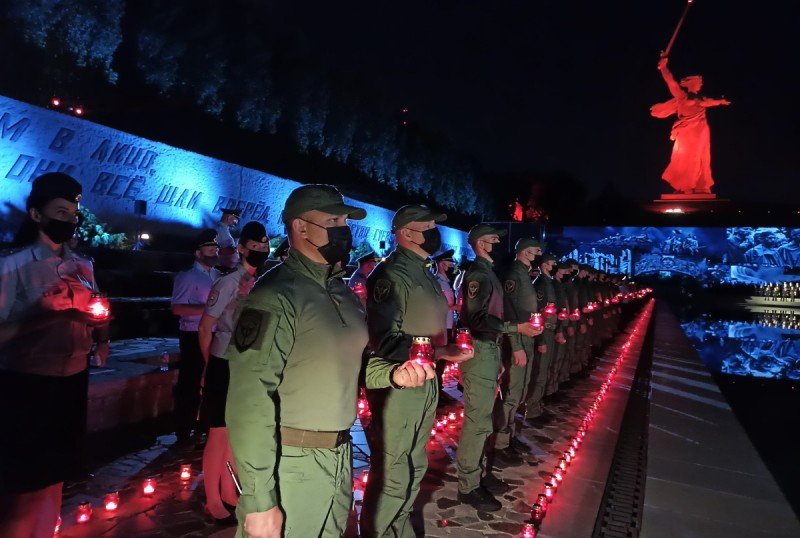ВОЛГОГРАД. Волгоградские полицейские почтили память погибших воинов акцией «Завтра была война»