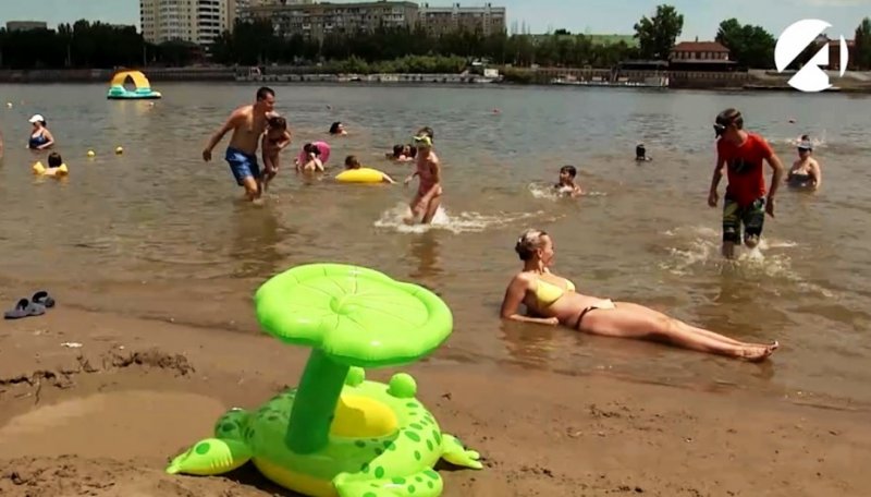 АСТРАХАНЬ. В Астрахани на пляже спасли захлебнувшуюся водой маленькую девочку
