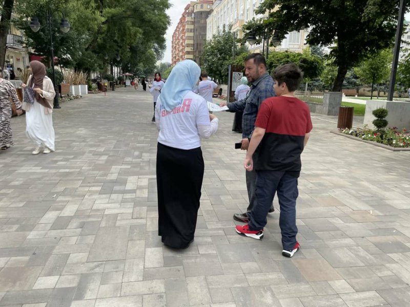 ЧЕЧНЯ. Чеченские молодогвардейцы раздали жителям региона буклеты с информацией о вакцинах против коронавируса