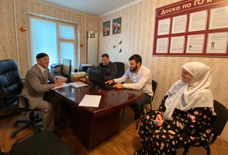 ЧЕЧНЯ.  Депутаты парламента провели прием граждан в Ахматовском районе Грозного