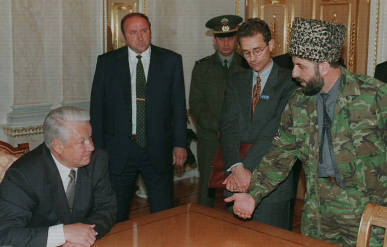 ЧЕЧНЯ. З. Яндарбиев и Б. Ельцин  за одним столом на переговорах