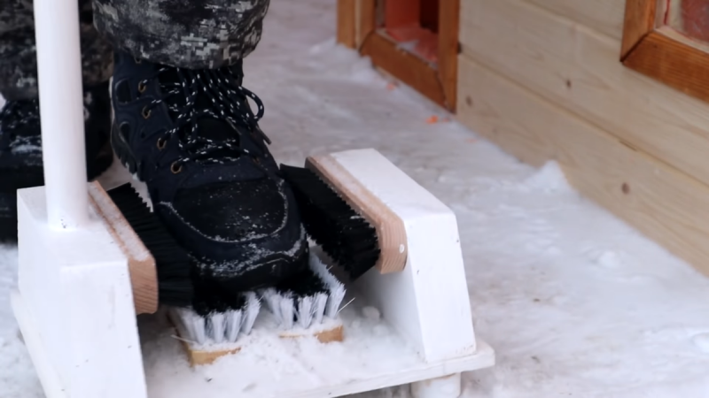 Удобное приспособление для очистки обуви от снега и грязи.