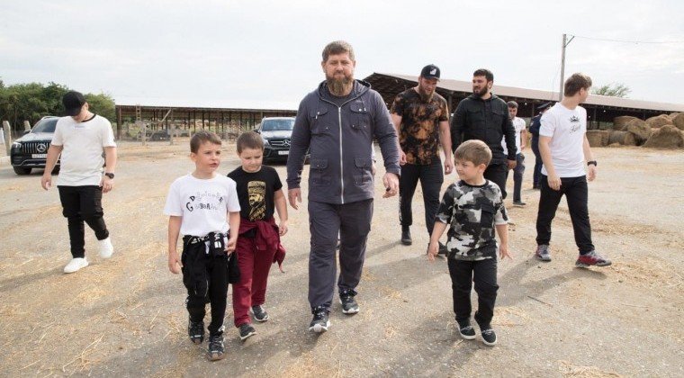 ЧЕЧНЯ. Рамзан Кадыров с семьей и соратниками посетил фермерское хозяйство в селе Бачи-Юрт