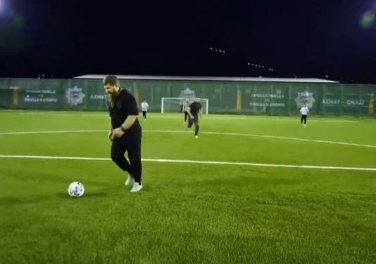 ЧЕЧНЯ. Рамзан Кадыров сыграл в футбол с госслужащими и творческой интеллигенцией