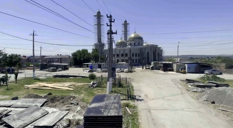 ЧЕЧНЯ. В Грозном благоустраивают территорию, прилегающую к строящейся мечети имени Шейха Мансура