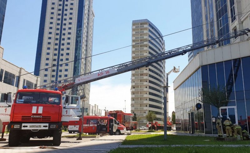 ЧЕЧНЯ. В Грозном отработали способы спасения людей при пожаре в здании повышенной этажности