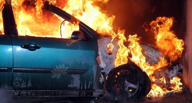 КАЛМЫКИЯ. На дороге в Калмыкии огонь сожрал автомобиль
