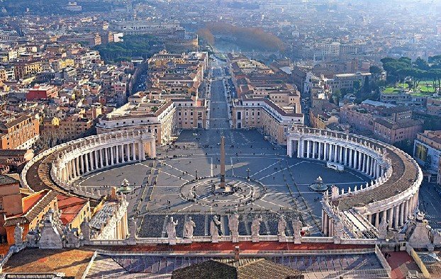 Кардинал и еще девять человек предстали перед судом в Ватикане из-за финансовых скандалов