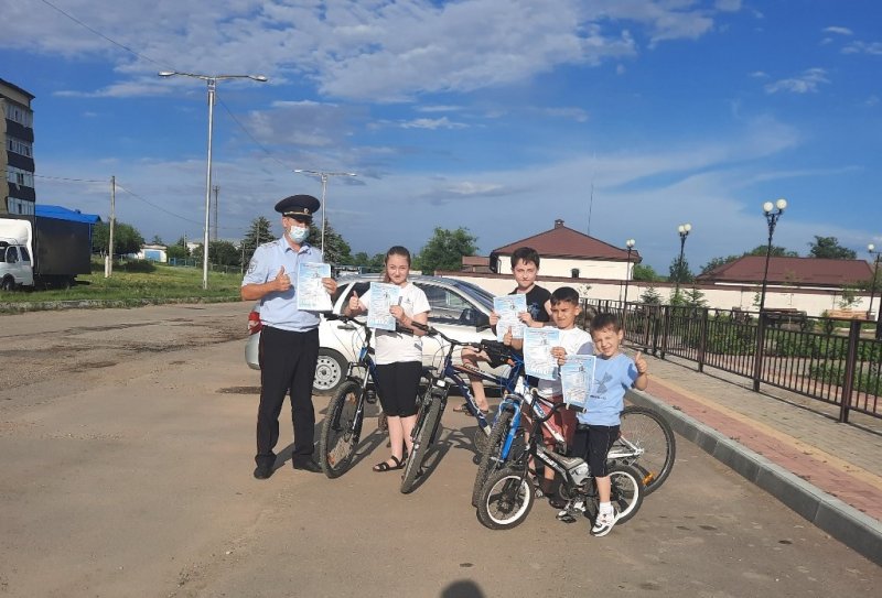 КБР. Автоинспекторы Кабардино-Балкарии продолжают инструктировать юных велосипедистов