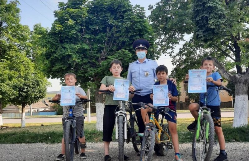 КБР. В Кабардино-Балкарии автоинспекторы распространяют среди детей инструкции по правилам безопасной эксплуатации двухколесного транспорта