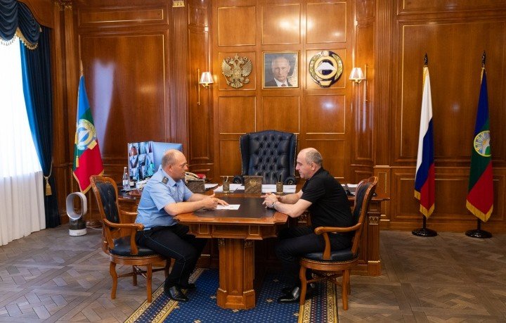 КЧР. Главный судебный пристав республики проинформировал Рашида Темрезова о результатах работы за полугодие 2021 года