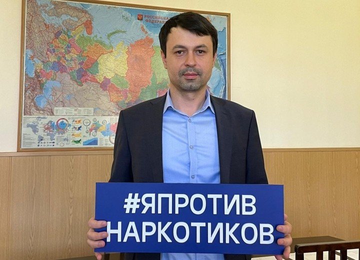 КЧР. Министр туризма, курортов и молодежной политики КЧР Расул Текеев выступил участником онлайн-челленджа #Япротивнаркотиков