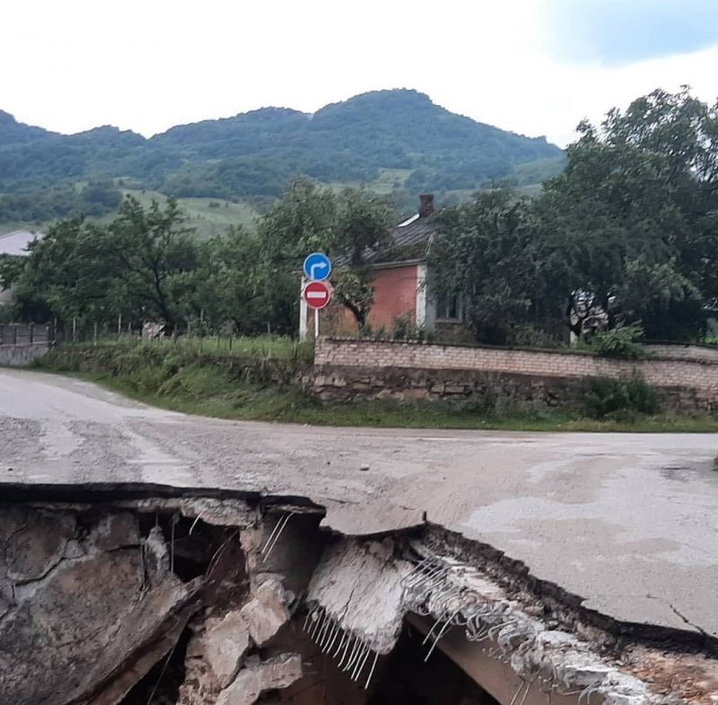 КЧР. В Карачаевском районе в результате ливня частично поврежден мост