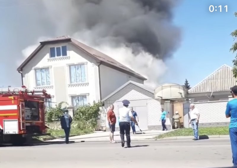 КЧР. В столице Карачаево-Черкесии локализовано возгорание кровли частного дома и прилегающей территории