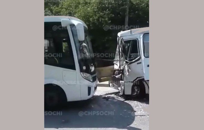 КРАСНОДАР. Лобовая авария с участием двух автобусов случилась в Сочи